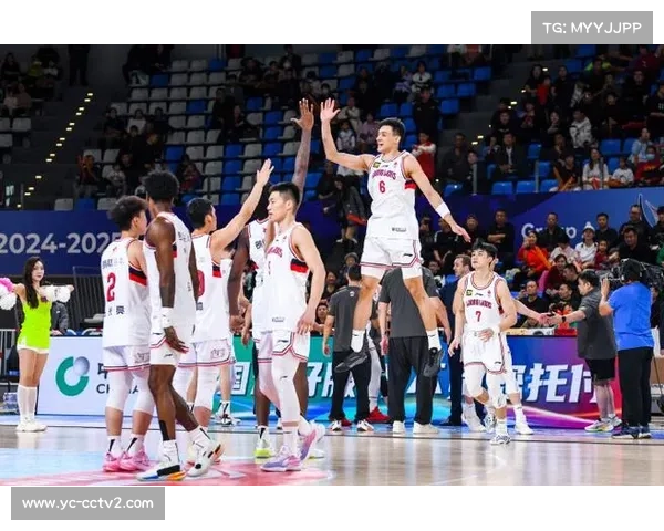 广州龙狮队员进校园互动，为于米提庆祝生日